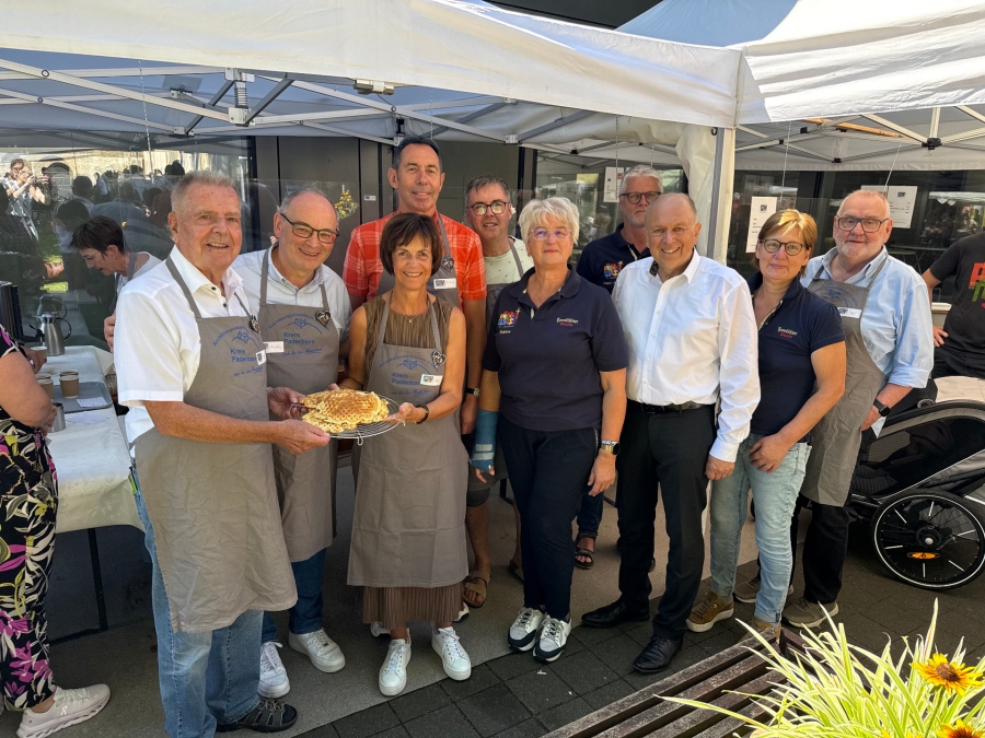 Im Libori-Einsatz: die Ausbildungsakquisiteure Bodo Kaiser, Christian Jasny, Petra Münstermann, Michael Theobald, Frank Krois, Sabrina Lohmann und Franz-Josef Krüger vom Orga-Team der Libori-Oase, Landrat Christoph Rüther, Susanne Schreckenberg vom Orga-Team und Akquisiteur Josef Hartmann - v.l.  © Kreis Paderborn, Diana Ramme